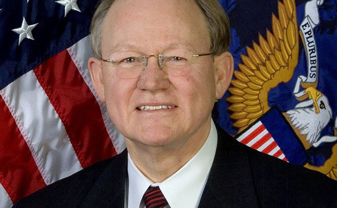 El almirante John Micheal McConnell