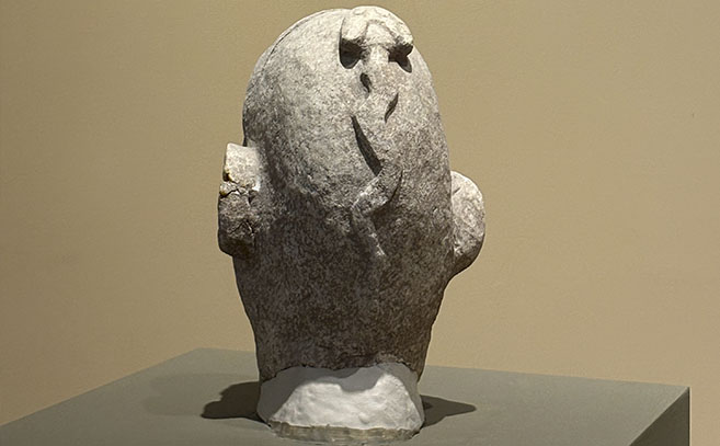 La cabeza de un ídolo con una serpiente La cabeza de un ídolo con una serpiente