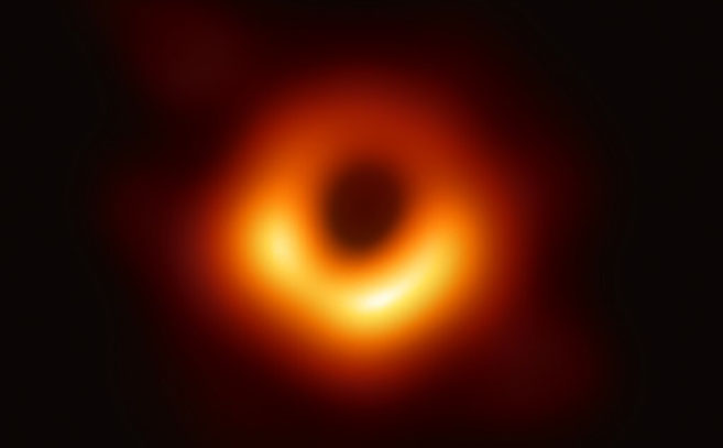 Primera imagen de un agujero negro supermasivo tomada por el Telescopio del Horizonte de Sucesos en 2019
