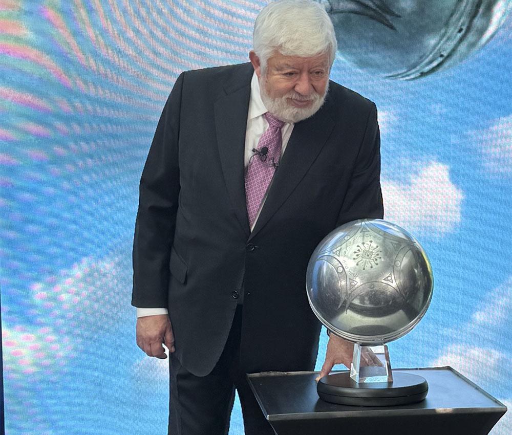 Jaime Maussan con la famosa esfera de Buga Jaime Maussan con la famosa esfera de Buga