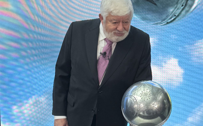 Jaime Maussan con la famosa esfera de Buga Jaime Maussan con la famosa esfera de Buga