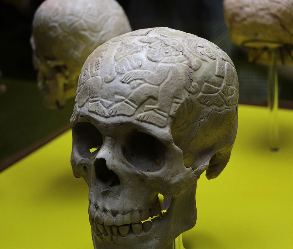 Cráneo prehispánico esgrafiado