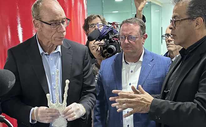 Eric Burlison (en el centro) mira horrorizado la mano tridáctila que sujeta Greer