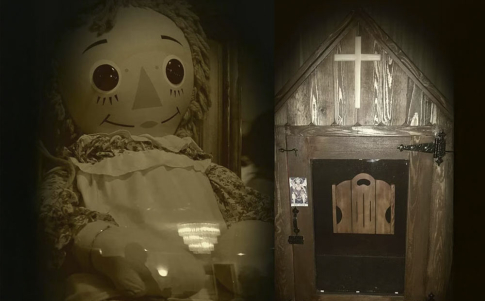 Annabelle dentro de su vitrina