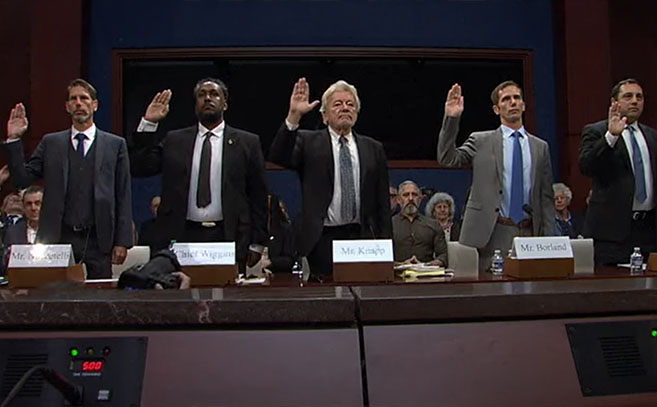 Los participantes prestan juramento ante el comité de la cámara de representantes