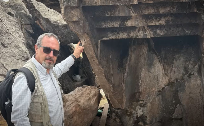 Josep Guijarro junto a la boca de serpiente descrita por los cronistas