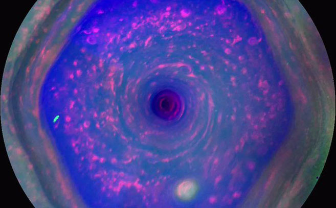 Utilizando el James Webb científicos descubren un patrón estelar asimétrico en la estratosfera de Saturno