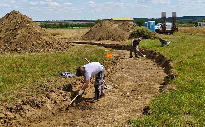 La excavación sigue el trazado futuro del sendero peatonal del parque