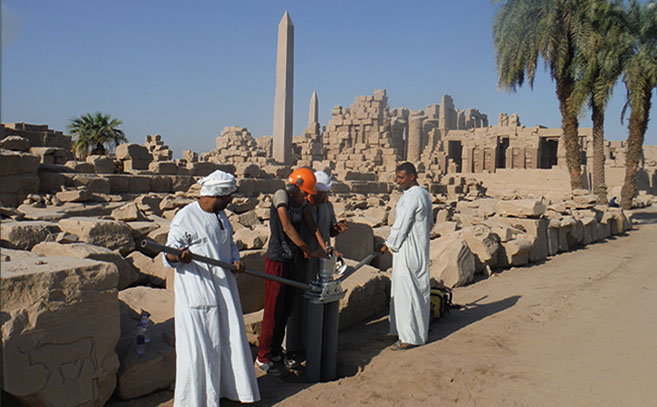 Recogida de muestras geológicas de Karnak Recogida de muestras geológicas de Karnak