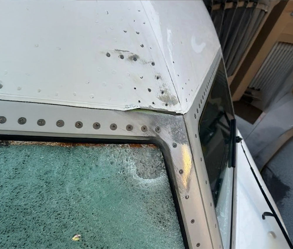 Así quedó el cristal tras el impacto