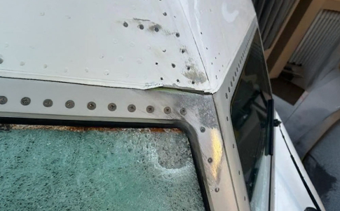 Así quedó el cristal tras el impacto