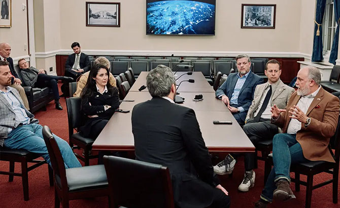 Por invitación de Dan Farah, cinco miembros de la Cámara y algunos de los exfuncionarios entrevistados, se reunieron en el congreso