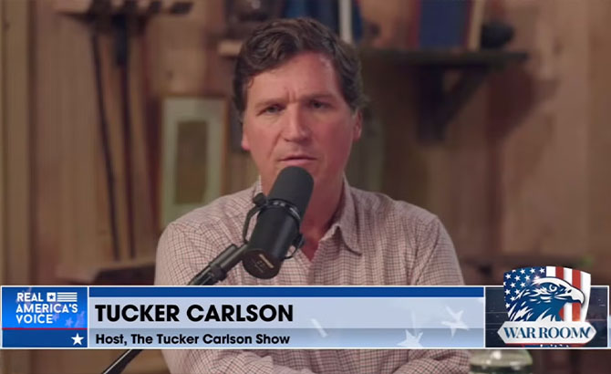 Tucker Carlson en un momento del podcast de Steve Bannon
