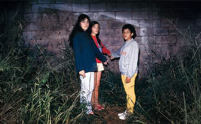 Estos niños fueron testigos de la presencia un extraño ser junto a este muro Estos niños fueron testigos de la presencia un extraño ser junto a este muro