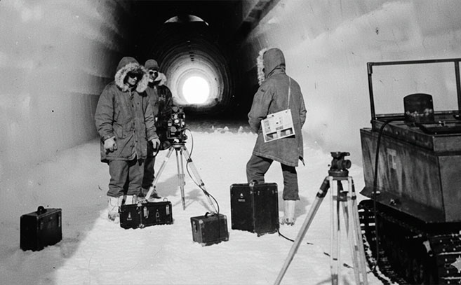 Construcción de zanjas en el hielo en Camp Century (Wikipedia) Construcción de zanjas en el hielo en Camp Century (Wikipedia)