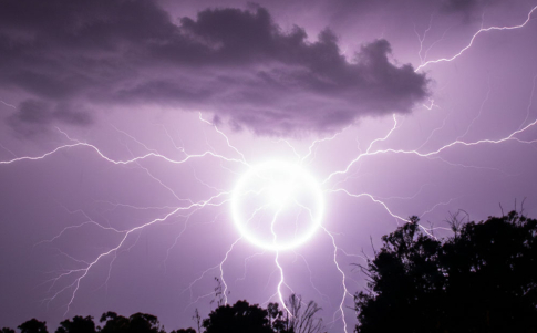 Representación artística de un rayo globular