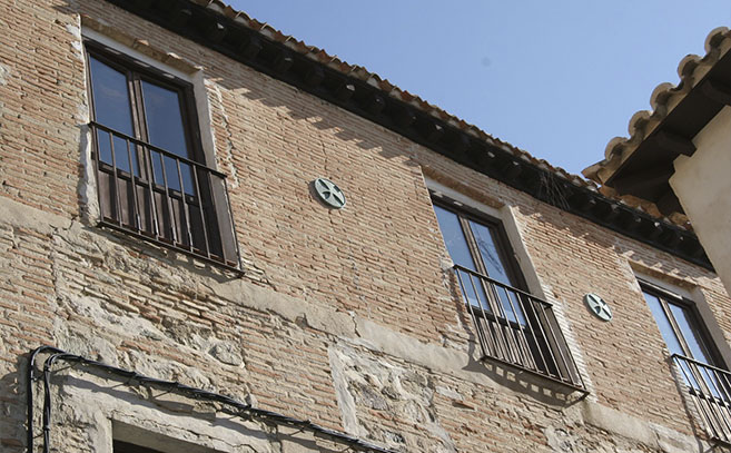 La Casa del Temple de Toledo luce en su fachada la cruz paté