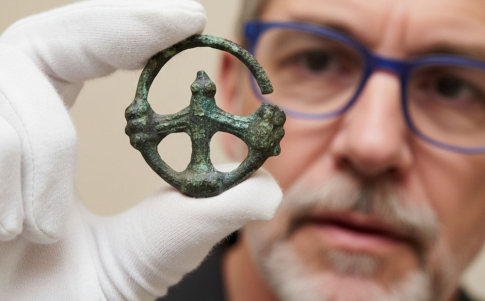 Esta cruz medieval de rueda hallada en Brandeburgo podría reescribir la historia del cristianismo