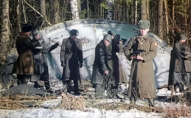 Fotograma de un falso documental de ovnis estrellados en la URSS mejorado con IA Fotograma de un falso documental de ovnis estrellados en la URSS mejorado con IA