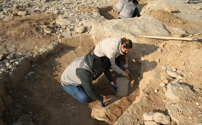 Arqueólogos desentierran los pilares a lo largo de la orilla del embalse de Ataturk
