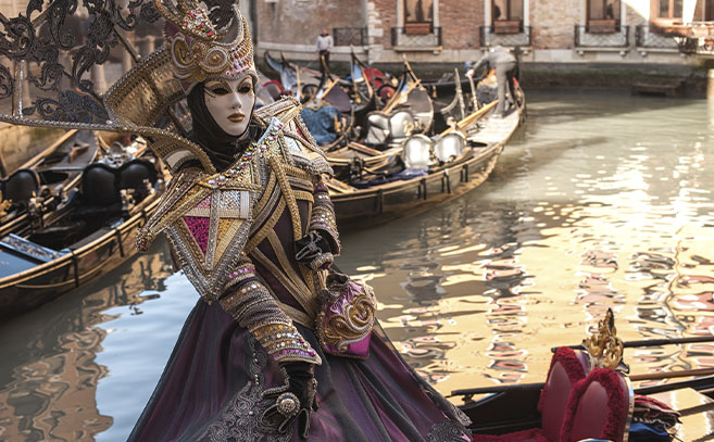Mujer con máscara elegante mística en el carnaval de Venecia Mujer con máscara elegante mística en el carnaval de Venecia