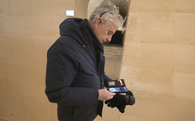 José Manuel García Bautista revisando las psicofonías en su móvil José Manuel García Bautista revisando las psicofonías en su móvil