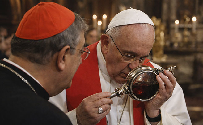 El papa Francisco contempla la sangre milagrosamente licuada