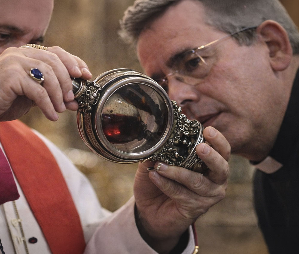 El papa Francisco verificó el prodigio de la licuefacción de la sangre de san Genaro en la Catedral de Nápoles