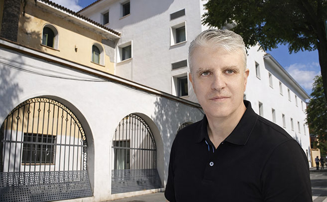 José Manuel García Bautista frente al Hogar San Fernando de Sevilla