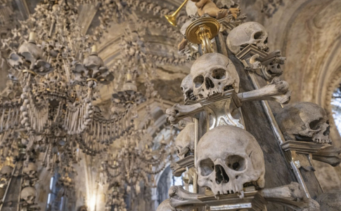 Una de las columnas del Osario de Kutná Hora