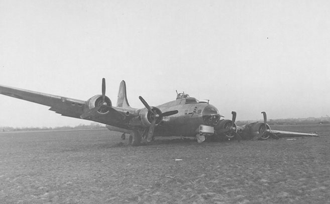 La fortaleza fantasma logró aterrizar solo en un campo de cebada junto a la base de la RAF