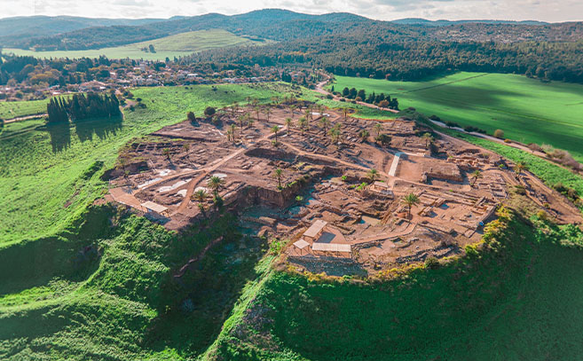 Vista aérea de Tel Megiddo, el antiguo sitio del Armagedón, rodeado de exuberantes paisajes verdes Vista aérea de Tel Megiddo, el antiguo sitio del Armagedón, rodeado de exuberantes paisajes verdes