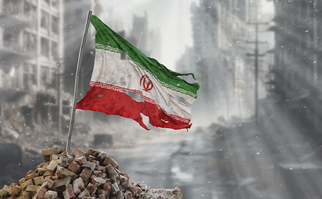 Bandera iraní sucia y rasgada en un escenario de guerra y devastación (iStock Photo) Bandera iraní sucia y rasgada en un escenario de guerra y devastación (iStock Photo)