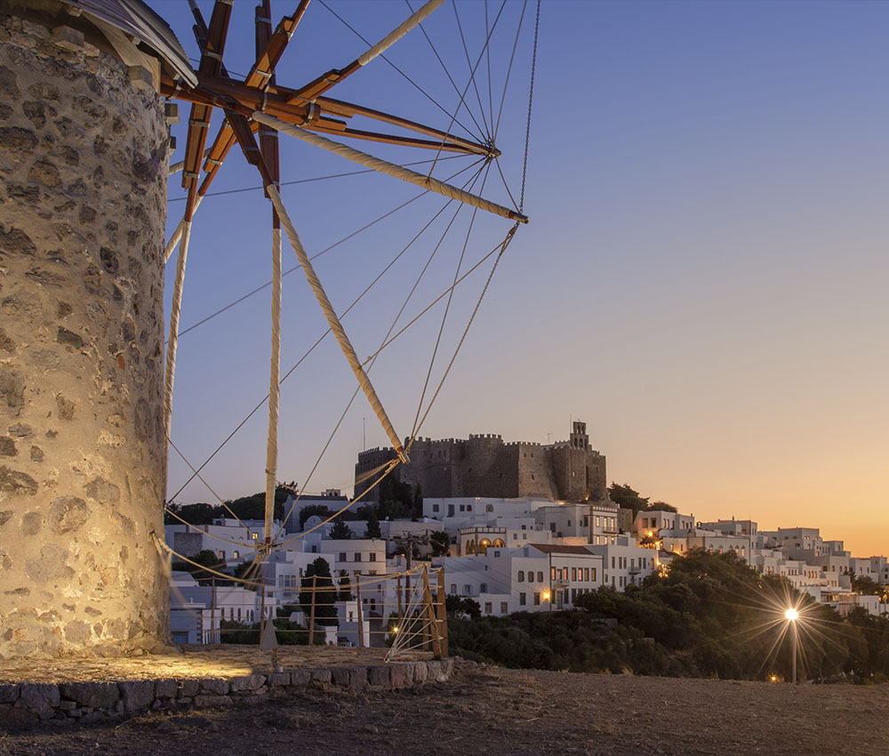Los tres molinos de viento de Chora y el icónico Monasterio de San Juan el Teólogo en chora de la isla de Patmos