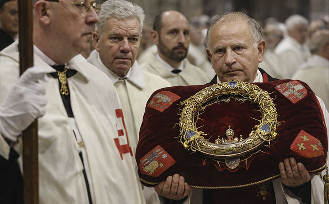 Otro momento de la ceremonia de regreso de la corona a la catedral de París