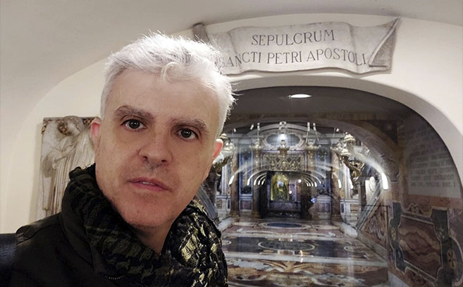JM García Bautista frente a la tumba del Apóstol Pedro