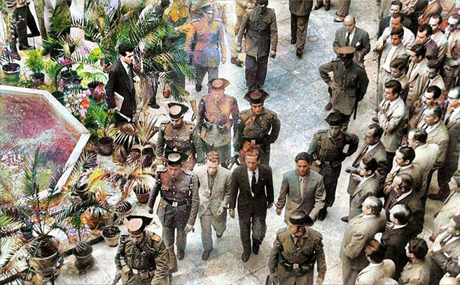 Una imagen coloreada de la Guardia Civil escoltando a los detenidos