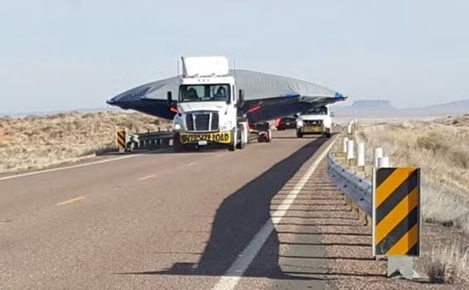 En mayo de 2016, Charlene Yazzie fotografió un objeto cubierto, custodiado por vehículos del Departamento de Seguridad Pública de Arizona (DPS)