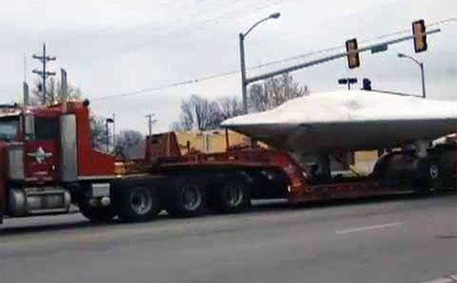 El ovni era, en realidad, el UAV X 47B de Northrop siendo transportado a la costa este