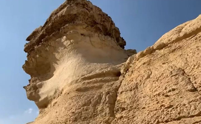 La geología de esta formación perpendicular a la esfinge resulta sugerente