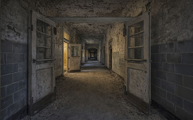 Los pasillos del sanatorio resultan sobrecogedores