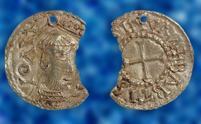 De un lado, la moneda muestra a Juan y del otro tiene una inscripción en latín que se traduce como bautista y evangelista De un lado, la moneda muestra a Juan y del otro tiene una inscripción en latín que se traduce como bautista y evangelista