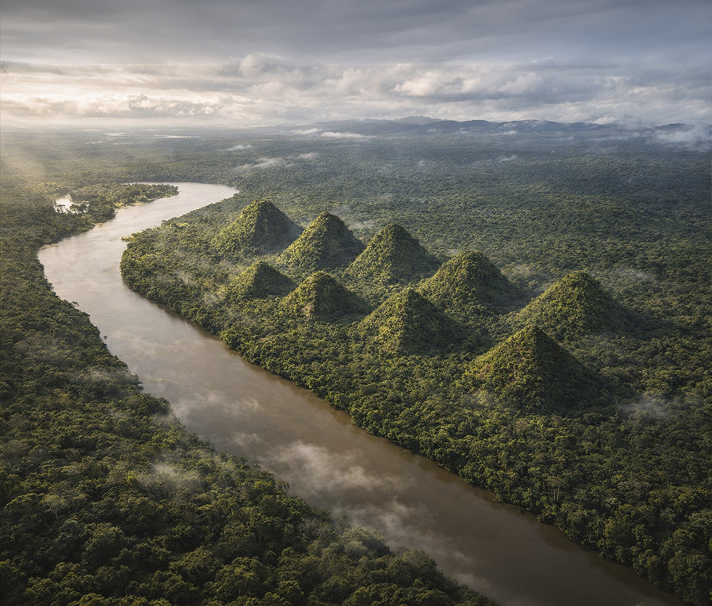 Pirámides de Paratoari, 12 montículos de 150 metros de altura, situadas en el margen izquierdo del río Madre de Dios