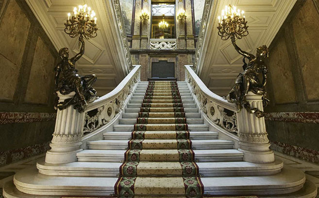 La lujosa escalinata del Palacio de Linares ha sido escenario de fenómenos paranormales