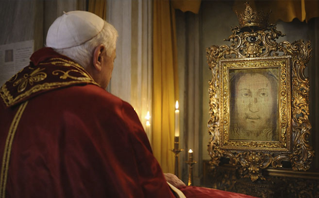 El Santo Padre reza frente a la Santa Faz de Manopello