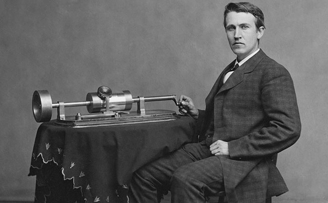 Edison inventó el fonógrafo, la primera máquina que podía reproducir sonido grabado previamente en surcos sobre una superficie Edison inventó el fonógrafo, la primera máquina que podía reproducir sonido grabado previamente en surcos sobre una superficie