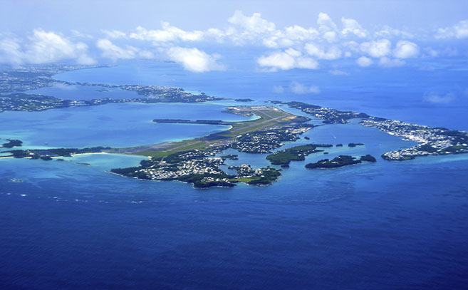 Bermudas desde el airecon la Isla de San David con el aeropuerto y Castle Harbour en el centro
