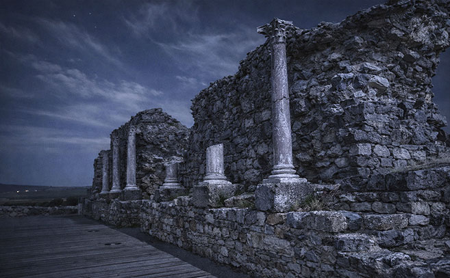 Las columnas delimitan el escenario del teatro romano de Regina Turdulorum Las columnas delimitan el escenario del teatro romano de Regina Turdulorum