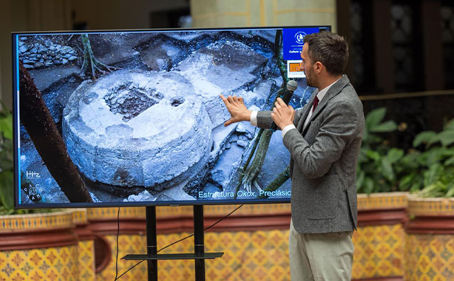 El director del Proyecto Arqueológico Lechugal Norte, Julien Hiquet presenta el hallazgo de la singular estructura ritual maya