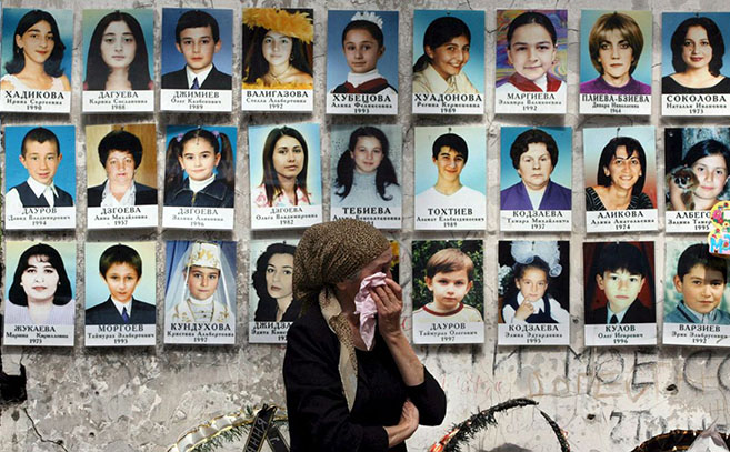 Madre llora frente a las fotos de los niños muertos en el atentado de Beslán (RTVE) Madre llora frente a las fotos de los niños muertos en el atentado de Beslán (RTVE)